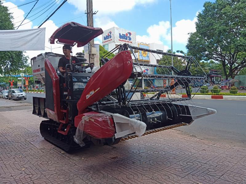 Các loại máy gặt lúa khác nhau đang hoạt động