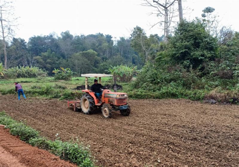 Người nông dân đang kiểm tra máy cày 2 cầu cũ trước khi mua