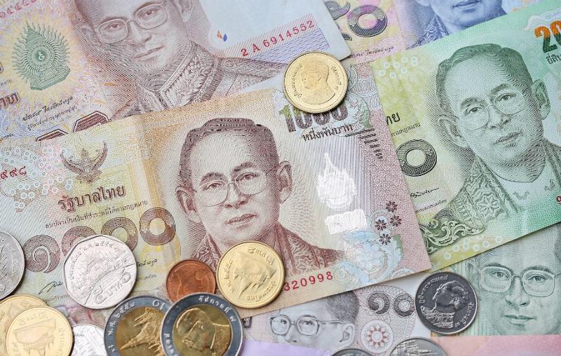 Kiểm tra tiền Baht cẩn thận