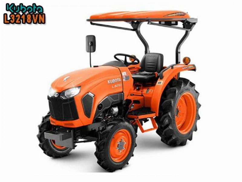 Máy cày Kubota nhật bãi làm việc trên đồng ruộng